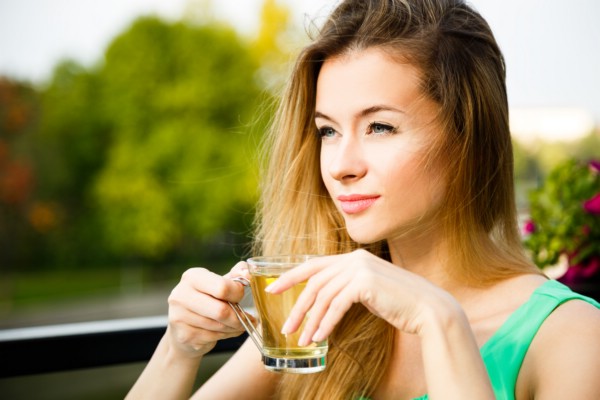 женщина пьет зеленый чай